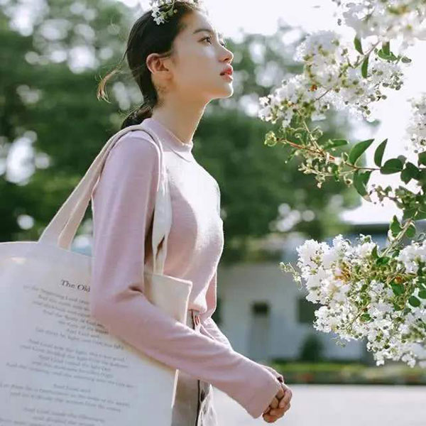 我觉得女孩子也不要迟到,男孩子更不要迟到啦